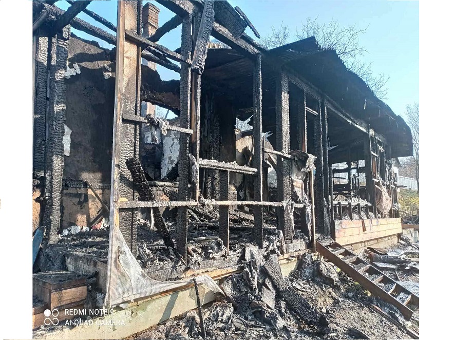 На Буковині багатодітна родина втратила в пожежі домівку: за допомогою звертаються до всіх небайдужих