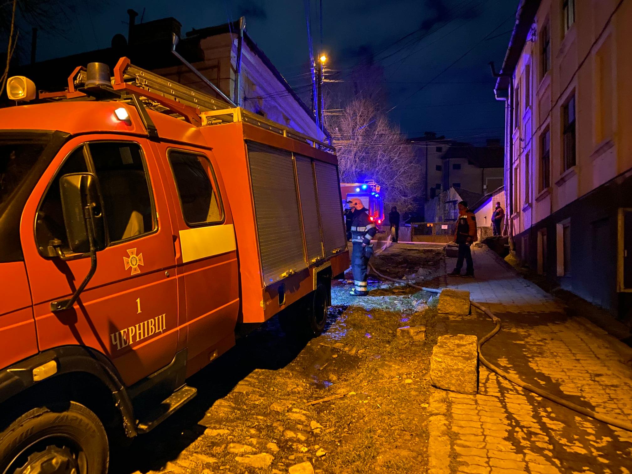 Нічна пожежа в центрі міста: рятувальники ДСНС евакуювали 10 людей