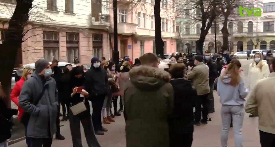 У Чернівцях на акцію протесту проти карантину вийшли ресторатори (відео)