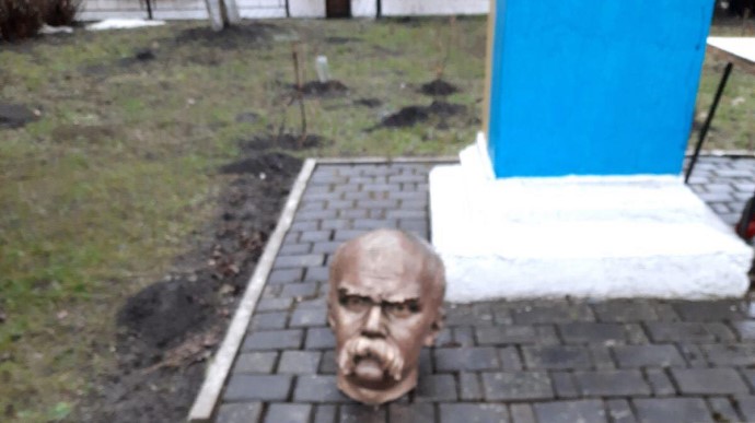 На Івано-Франківщині відрізали голову пам’ятнику Тараса Шевченка: вандалів затримали