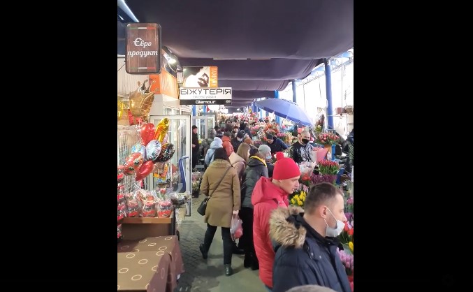 Скупчення людей, не всі в масках: як у Чернівцях працює квітковий ринок (відео)