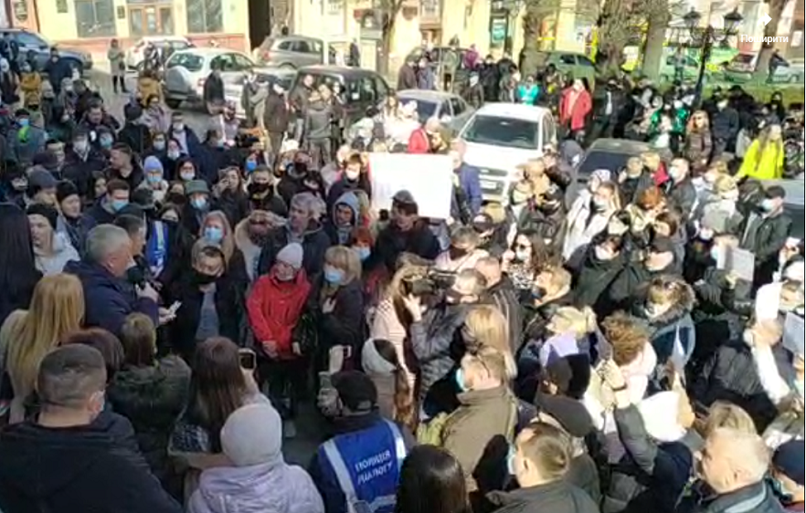 Під Чернівецькою міською радою протестують підприємці Калинівського ринку