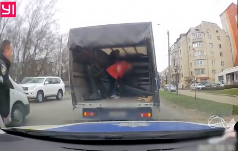 Чернівецькі поліцейські допомогли чоловіку, на якого впав вантаж
