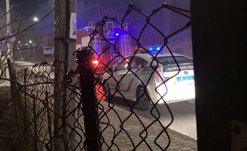 Вночі в Чернівцях на вулиці Канівській загорівся автомобіль