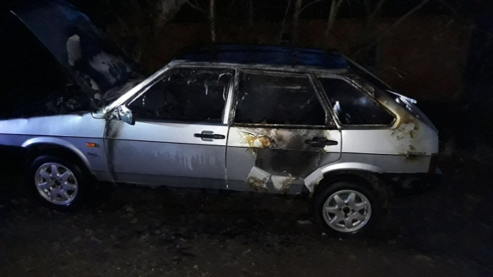 Пожежу помітили сусіди: на Буковині спалахнув легковий автомобіль ВАЗ з водієм всередині