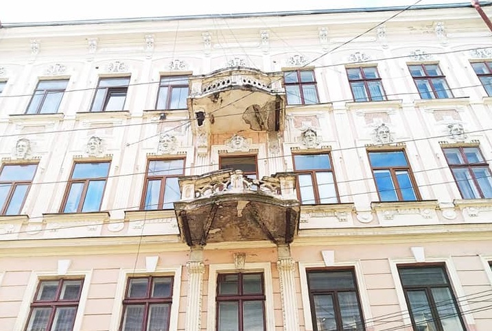В Чернівцях на вул. Кохановського обвалився декор балкону