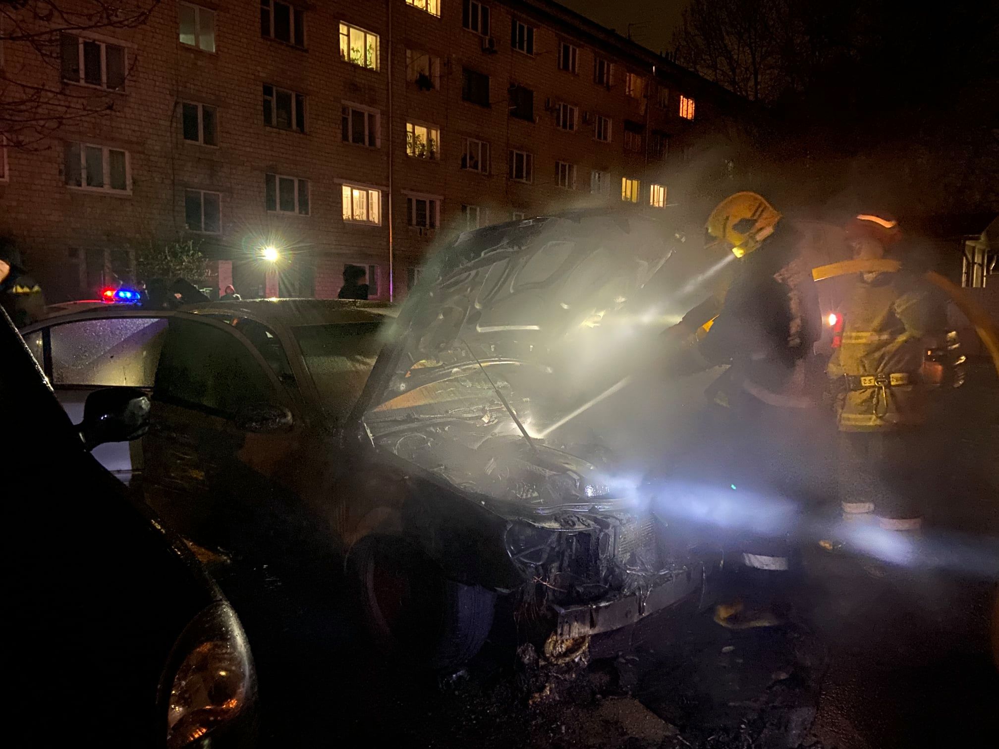 В Чернівцях на вулиці Полєтаєва загорівся автомобіль: вогонь перекинувся на сусідні автівки