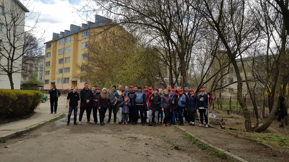 Суботники в Чернівцях стають популярнішими: вчора активісти прибрали 3 локації