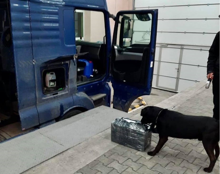 На Буковинській митниці службовий собака виявив контрабандних цигарок на 40 тисяч гривень