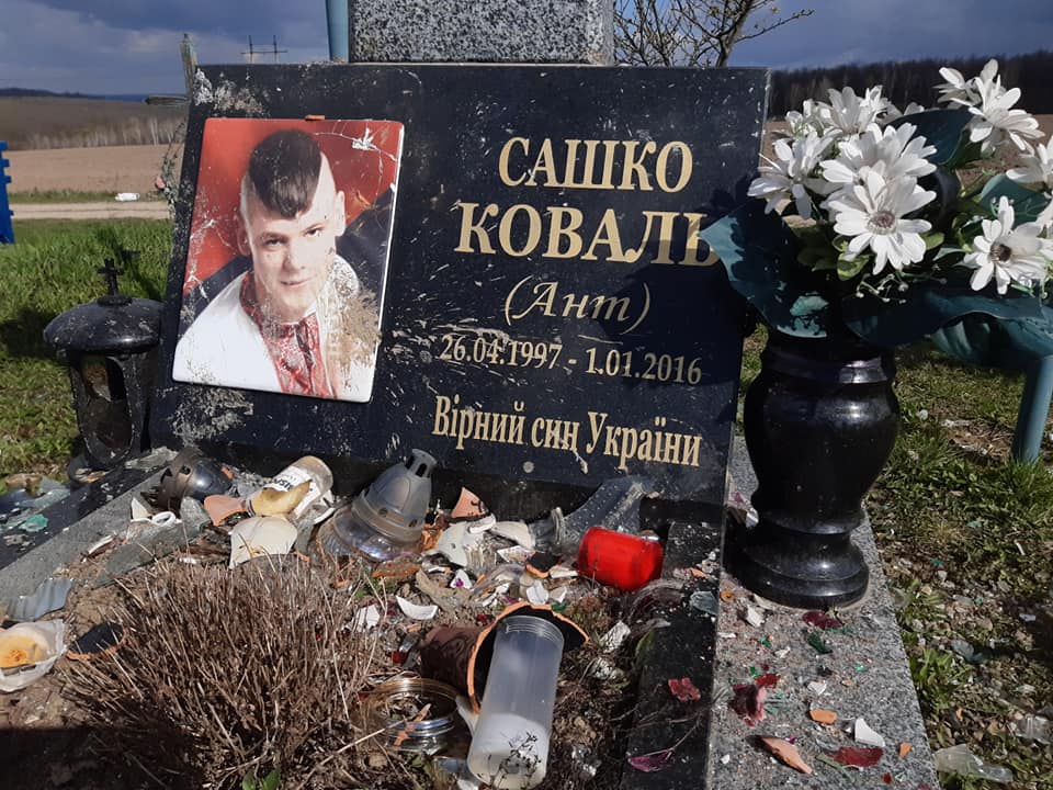 На Хотинщині невідомі вандали понищили могилу молодого Героя України