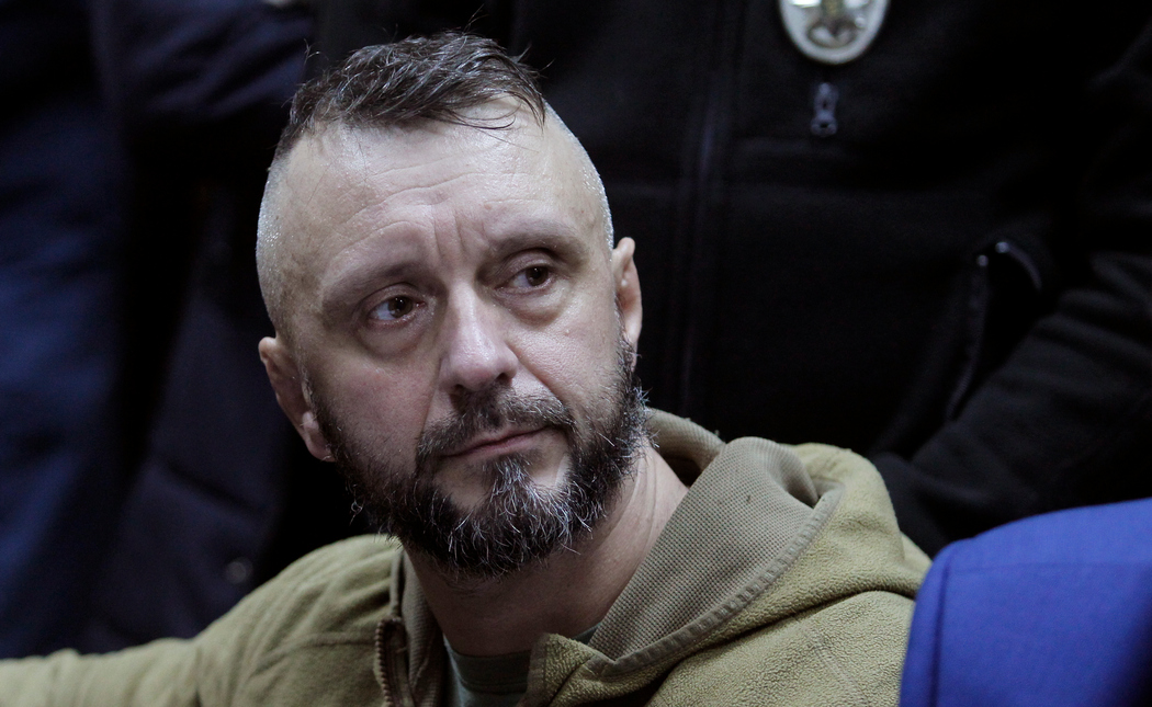 Суд продовжив нічний домашній арешт Антоненку, але дозволив зняти електронний браслет