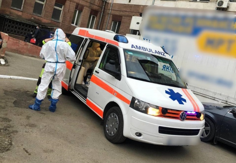 Чернівецькі поліціянти допомогли доставити до реанімації важкохвору жінку