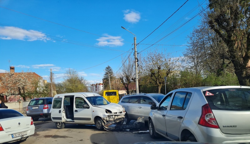 У Чернівцях на вулиці Щербанюка трапилась потрійна ДТП