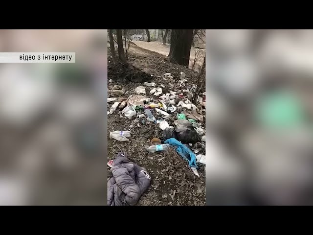 На розі вулиць Руської та Зеленої у Чернівцях утворилось сміттєзвалище
