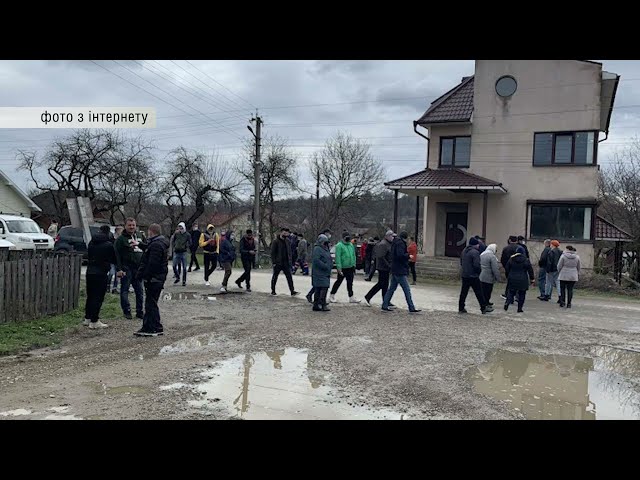 Перекрили дорогу та вимагають ремонту: жителі Берегометської ОТГ влаштували пікет