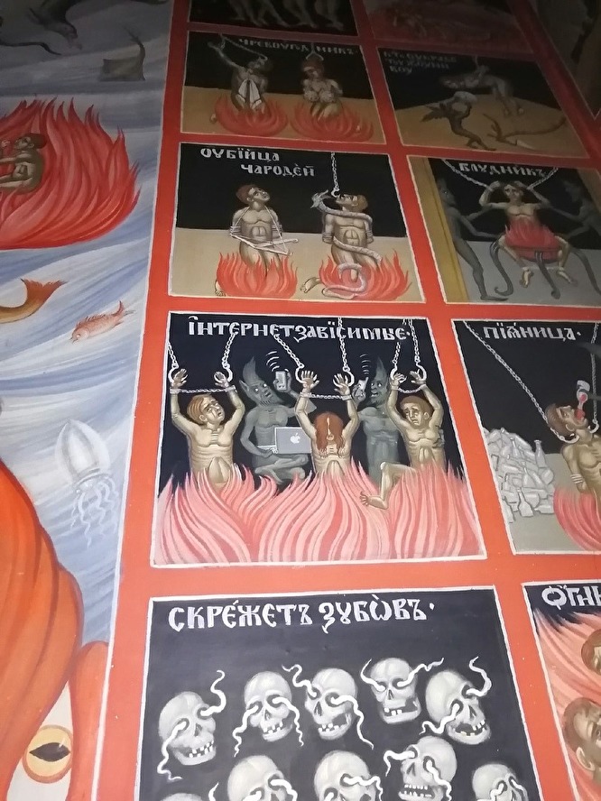 У Росії храм прикрасили фресками з «інтернетзалежними». На них чорти зі смартфонами і MacBook