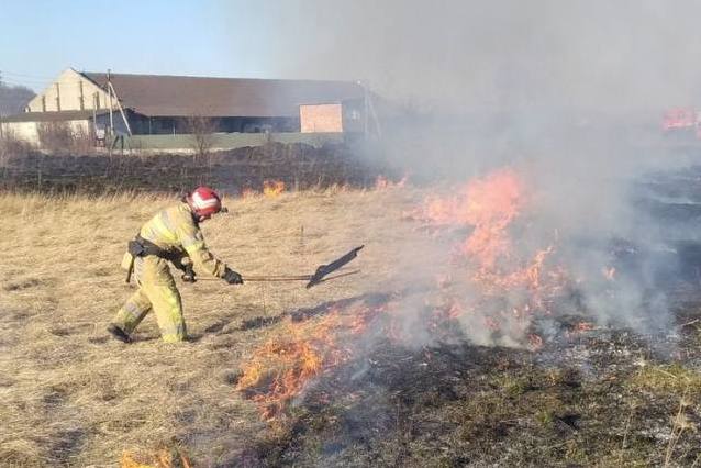 На Буковині чоловік запалив суху траву — ледь не згорів житловий будинок