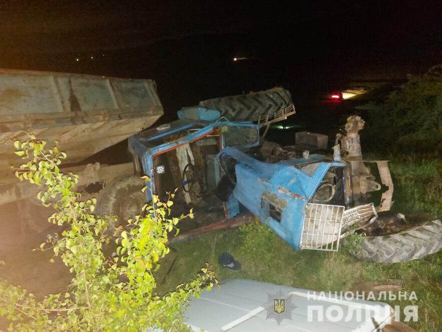 Смертельне ДТП на Буковині: перекинувся трактор, загинула дитина-пасажир