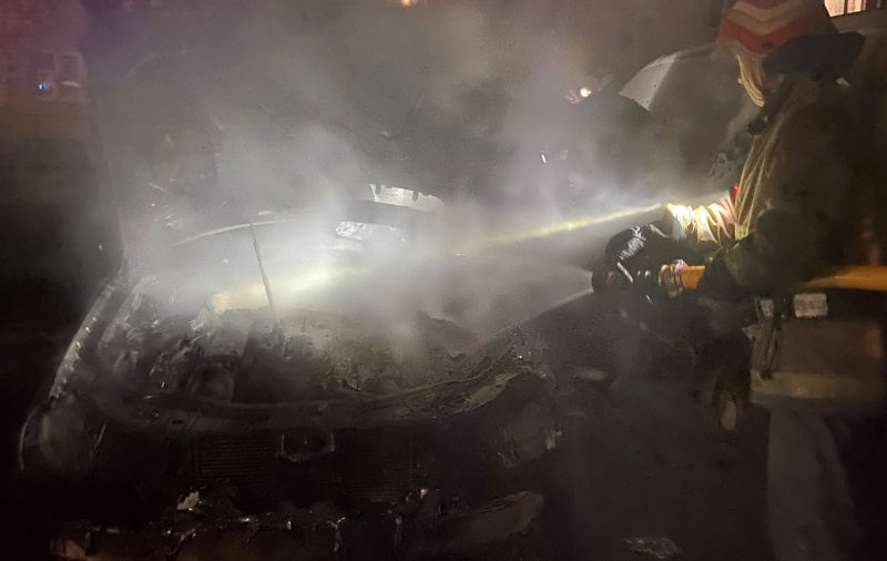 Понівечені машини та гараж: буковинські рятувальники сьогодні загасили дві пожежі в автомобілях
