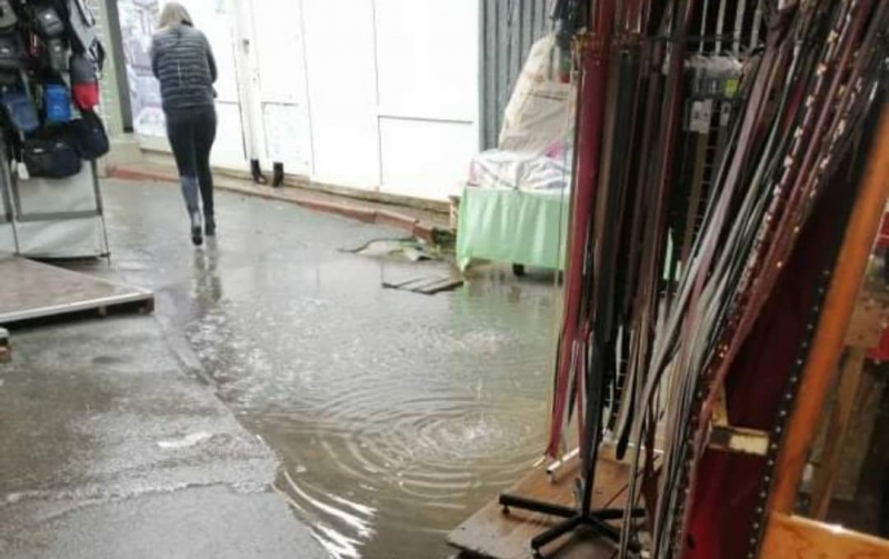 Через сильний дощ, який йшов вчора в Чернівцях затопило кілька районів