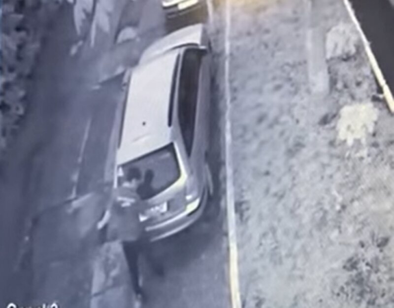 У Чернівцях на Кармелюка невідомі викрали номерні знаки з припаркованих авто