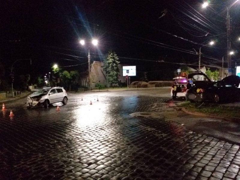 У Чернівцях вночі не розминулися два легкових автомобілі: ДТП поблизу кіномистецького центру