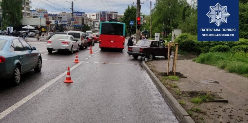 У Чернівцях на вулиці Героїв Майдану сталася ДТП за участю легкового автомобіля і тролейбуса