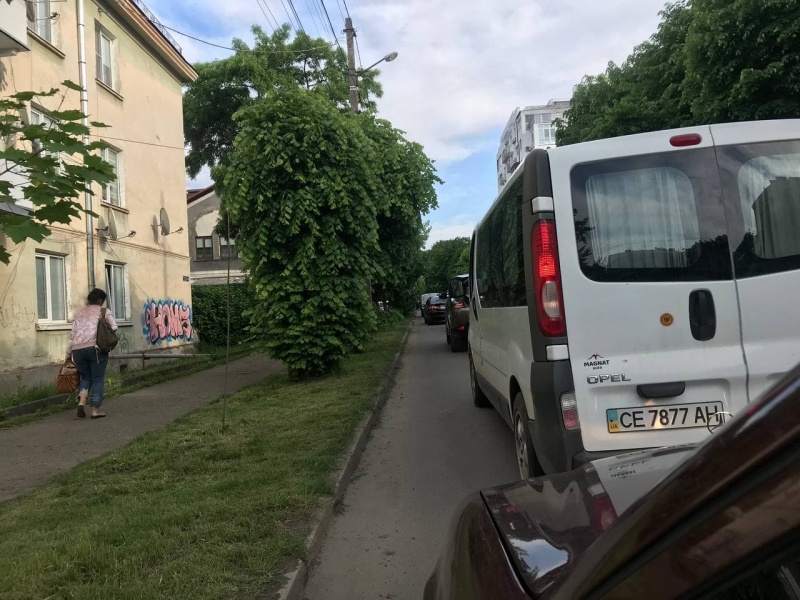 У Чернівцях на вулиці Аксенина трапилась ДТП: є ускладнення у русі