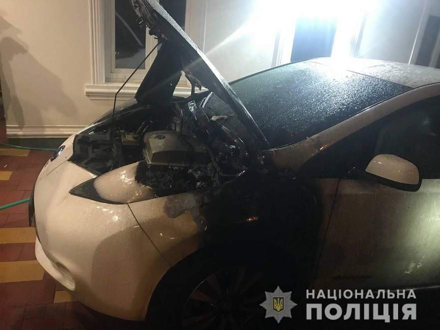 На вулиці Щербанюка невідомий підпалив легковик: правоохоронці відкрили кримінальне провадження