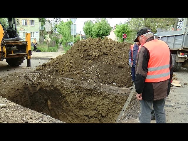 Замість труби – провалля: на вулиці Щербанюка у Чернівцях проводять роботи у трьох котлованах