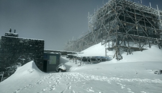 На горі Піп Іван випало до 20 сантиметрів снігу