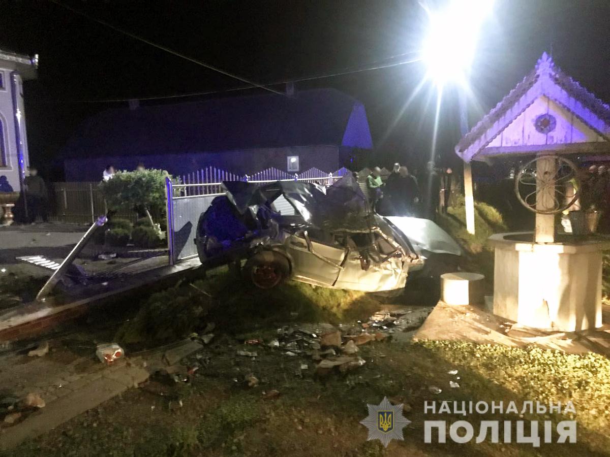 Автомобіль з’їхав з дороги і перекинувся: смертельна ДТП на Буковині