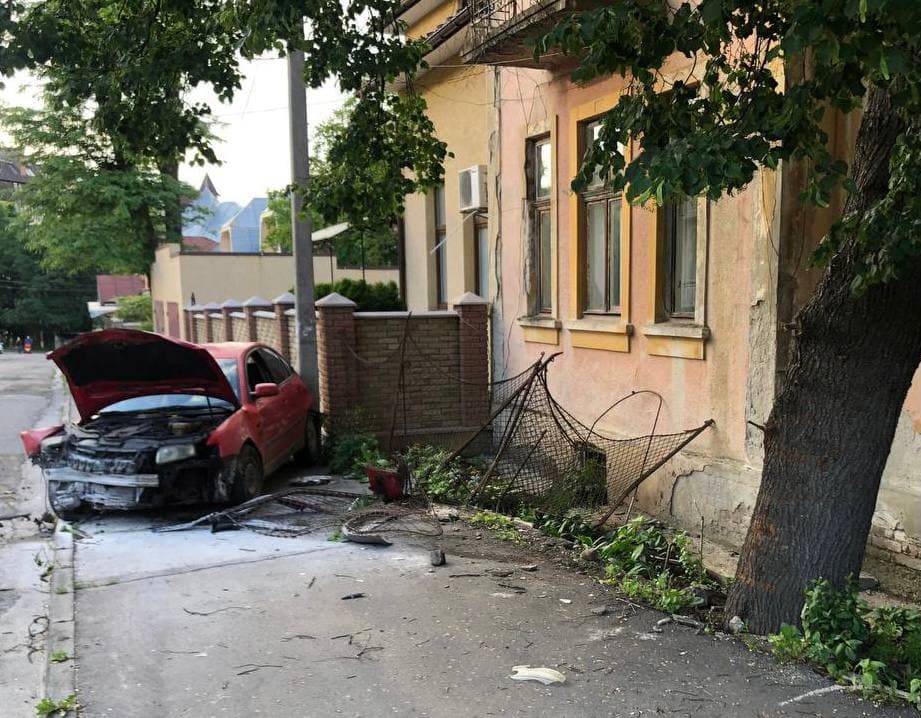 У Чернівцях водій “євробляхи” врізався в огорожу: одна людина постраждала