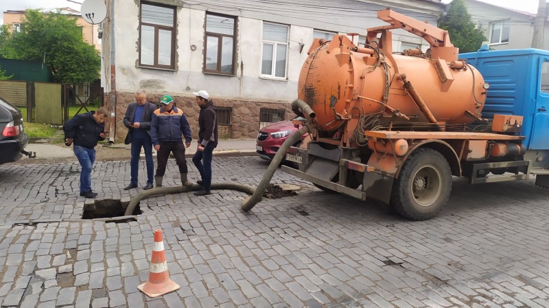 В одному з районів Чернівців зупинили рух тролейбусів та перекрили воду: ремонтують обвал дороги