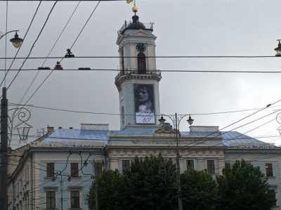 На фасаді Чернівецької міської ради вивісили портрет Івана Миколайчука: Буковина відзначить 80-річчя з народження