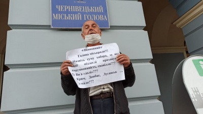Одиночна акція протесту на сходах міськради: чернівчанин недоотримав зарплату після звільнення