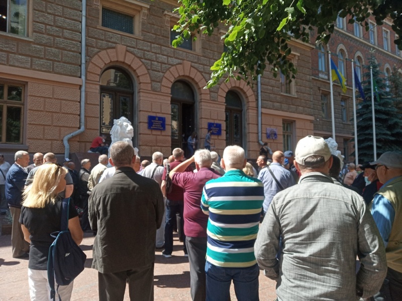 Вимагають підвищення пенсій: до Чернівецької ОДА  на протест вийшли колишні правоохоронці
