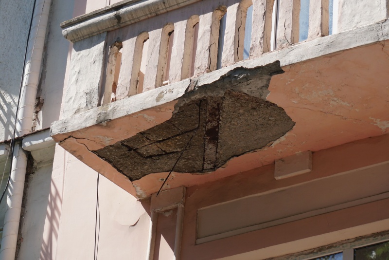 Уламки впали на припарковане авто: навпроти Чернівецької ОДА обвалився балкон