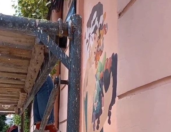 На стіні будинку навпроти Чернівецької ОДА малюють панну з фруктами: хутожниця каже, що це замовлення ОДА