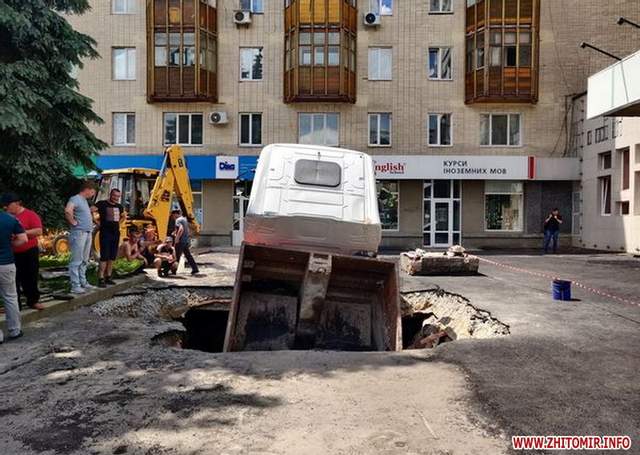 Витягали 3 години: у Житомирі вантажівка провалилася під землю