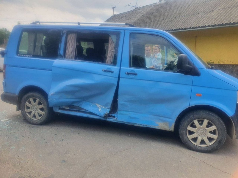 У Чернівцях зіткнулися легковик з мікроавтобусом: постраждала 3-річна дитина
