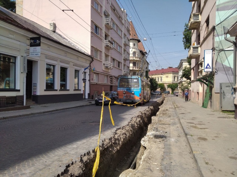 Розрили вулицю в центрі Чернівців: замінюють аварійну газову трубу