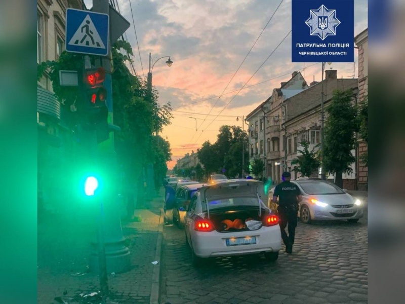ДТП у Чернівцях: нетверезий водій в’їхав в світловор