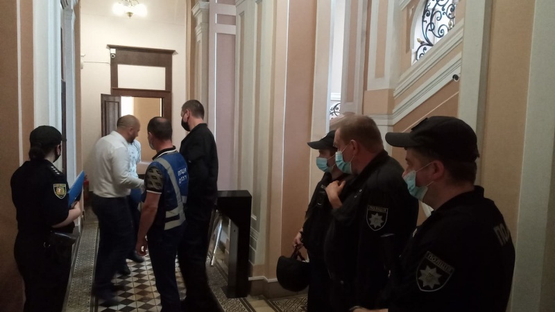Депутати у Чернівецькій міській раді депутати намагалися самовільно демонтувати турнікет