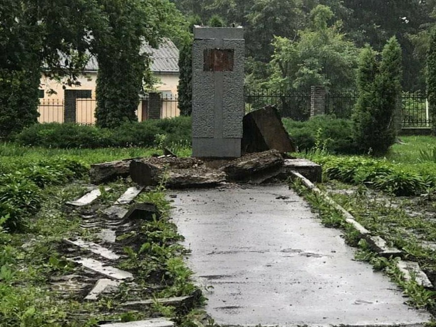 У Чернівцях під час реконструкції скверу демонтували пам‘ятник Воробкевичу