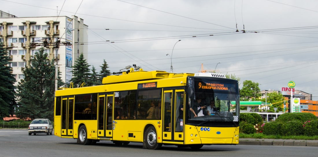 У Чернівцях, в зв’язку з ремонтом на вулиці Руській запустили додаткові тролейбуси на Гравітон