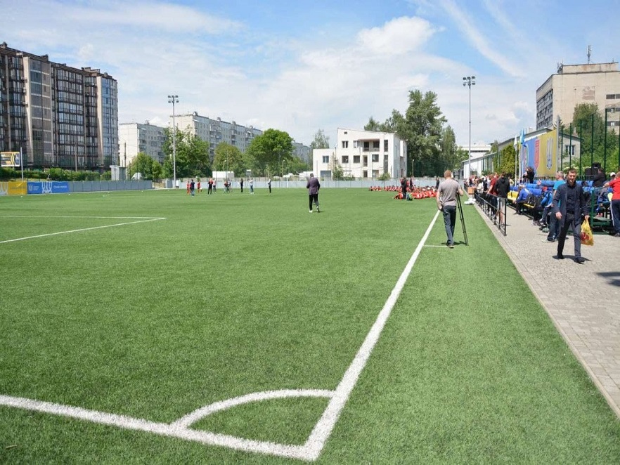 У Чернівцях відкрили новий стадіон: проєкт реалізували за 5 років