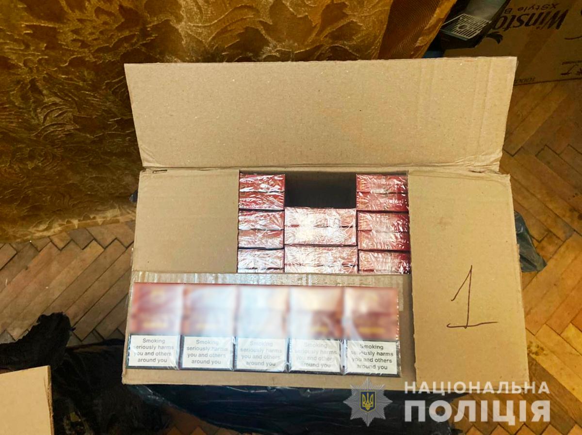 Зберігав в гаражі коробки з тютюном без марок акцизного податку: поліцейські викрили буковинця