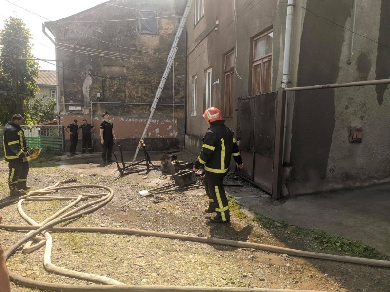 У Чернівцях поблизу ринку зайнялася квартира на 2-му поверсі: рятувальників вчасно викликали