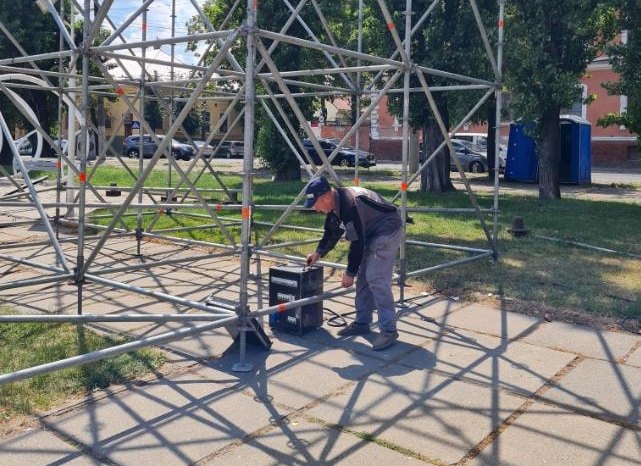 Фан-зона на Соборній площі: у Чернівцях готують екран